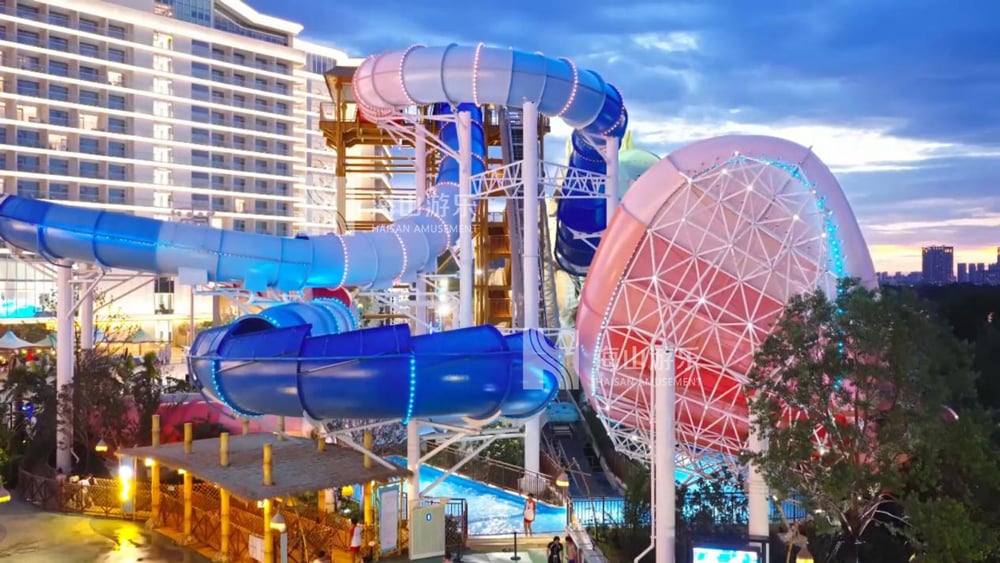 双重风暴，极致竞速——星际盘旋+巨浪翻滚组合引爆水乐园刺激体验